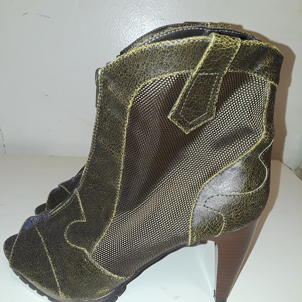 Women's Unsensored Distressed Boot Size 8M